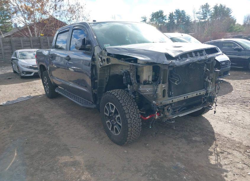 2016 Toyota Tundra LIMITED 5.7L V8 (VIN 5TFHY5F11GX500551) main photo