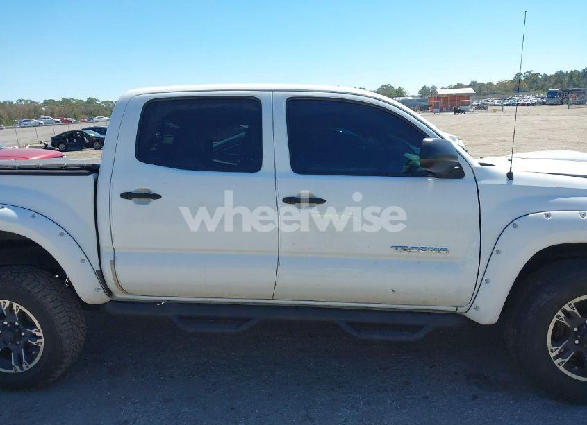 Photo 13 of 2015 Toyota Tacoma PRERUNNER V6 (VIN 5TFJU4GN7FX068622)