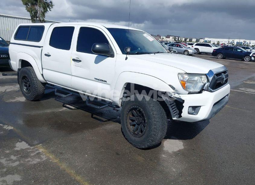 2015 Toyota Tacoma PRERUNNER V6 (VIN 5TFJU4GN9FX089732) main photo