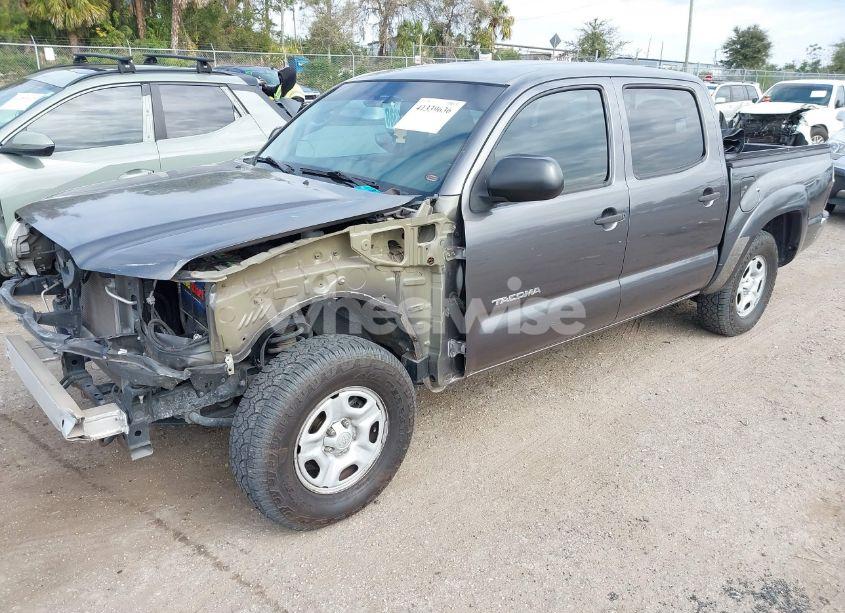 Photo 2 of 2015 Toyota Tacoma (VIN 5TFJX4CN1FX047570)