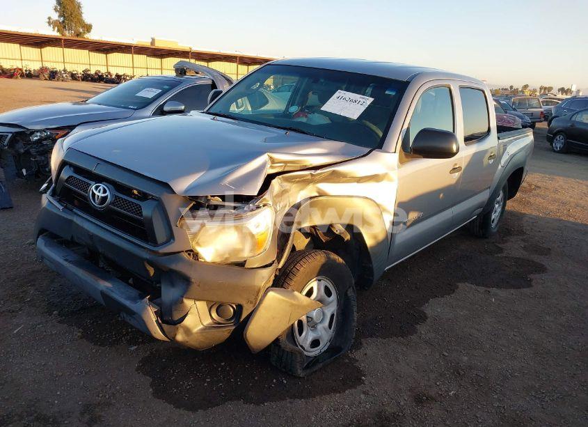 Photo 2 of 2015 Toyota Tacoma (VIN 5TFJX4CN8FX064477)