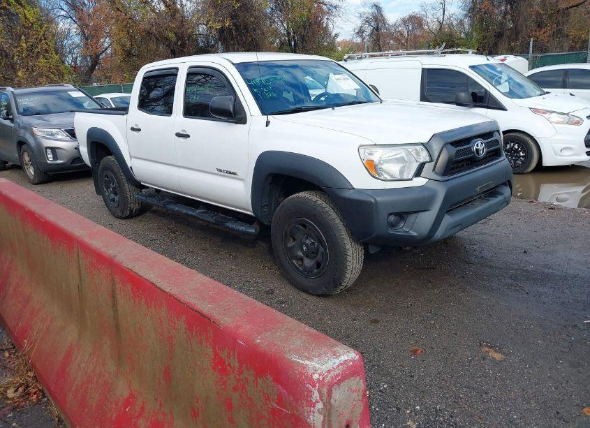 2015 Toyota Tacoma PRERUNNER (VIN 5TFJX4GN2FX039486) main photo