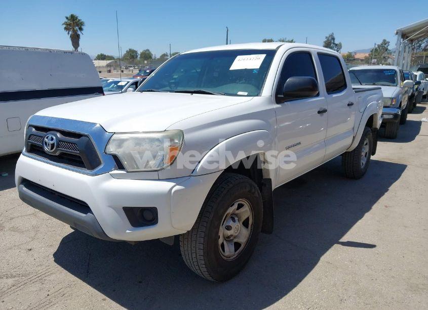 Photo 2 of 2015 Toyota Tacoma PRERUNNER (VIN 5TFJX4GN2FX040198)