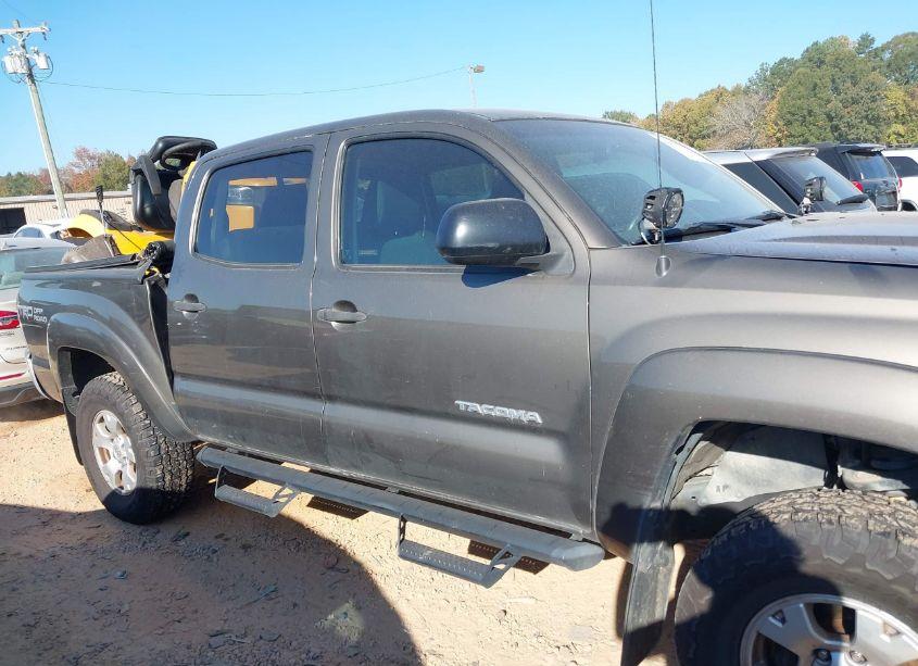 Photo 13 of 2015 Toyota Tacoma DOUBLE CAB/TRD PRO (VIN 5TFLU4EN0FX113718)