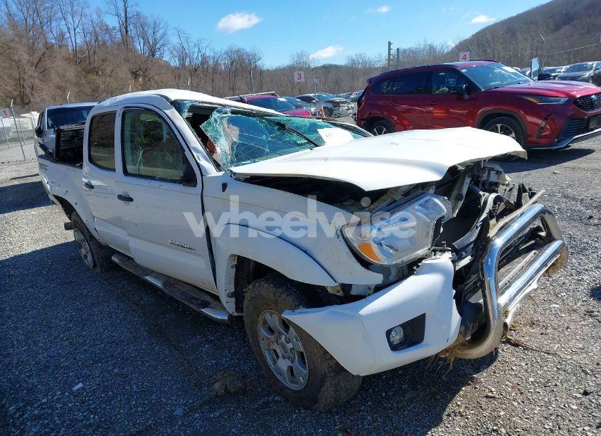 2015 Toyota Tacoma DOUBLE CAB/TRD PRO (VIN 5TFLU4EN1FX116529) main photo