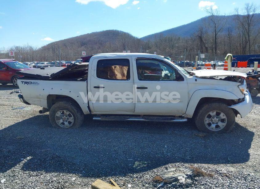 Photo 13 of 2015 Toyota Tacoma DOUBLE CAB/TRD PRO (VIN 5TFLU4EN1FX116529)
