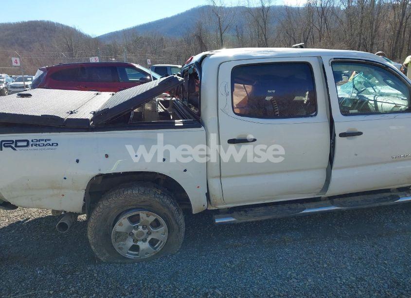 Photo 19 of 2015 Toyota Tacoma DOUBLE CAB/TRD PRO (VIN 5TFLU4EN1FX116529)