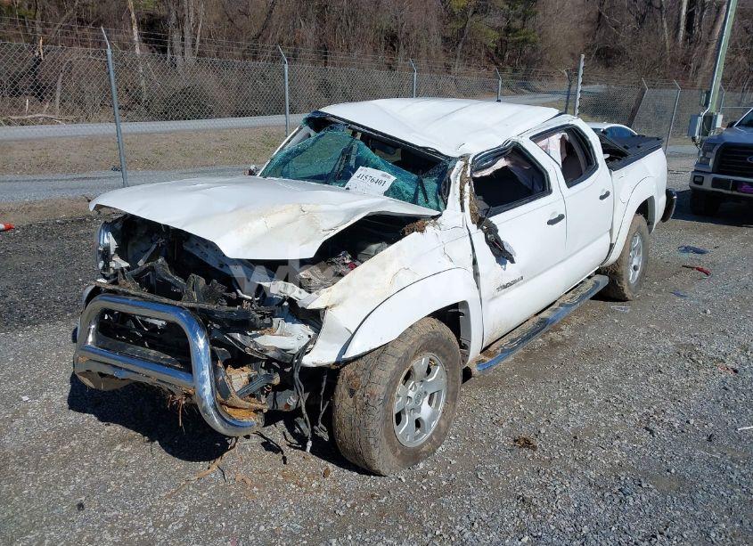 Photo 2 of 2015 Toyota Tacoma DOUBLE CAB/TRD PRO (VIN 5TFLU4EN1FX116529)