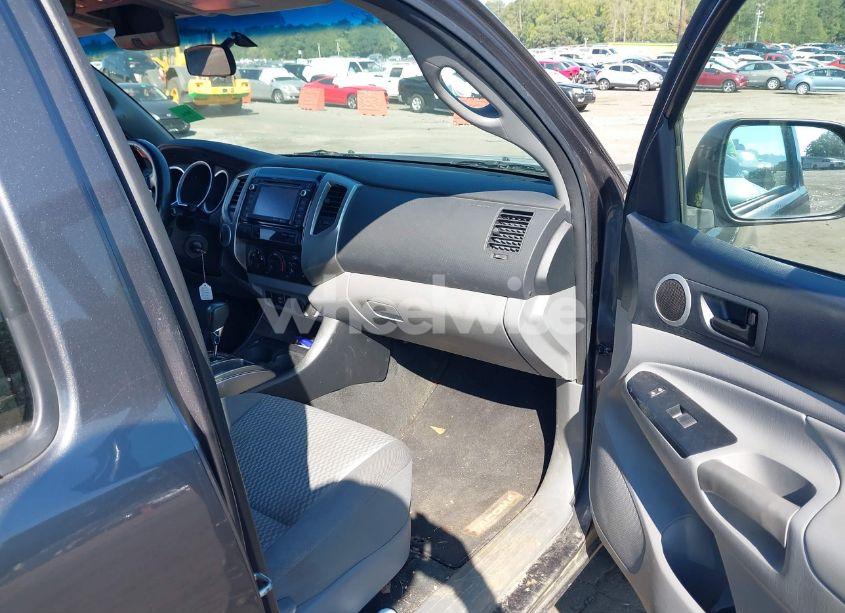 Photo 5 of 2015 Toyota Tacoma BASE V6 (VIN 5TFLU4EN1FX119012)
