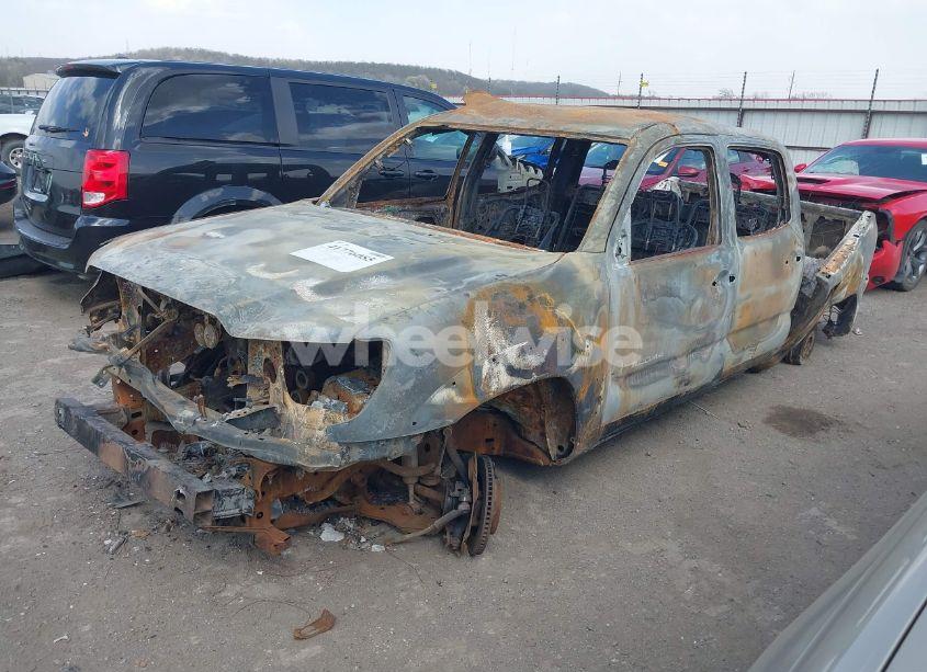 Photo 2 of 2015 Toyota Tacoma BASE V6 (VIN 5TFLU4EN2FX137373)