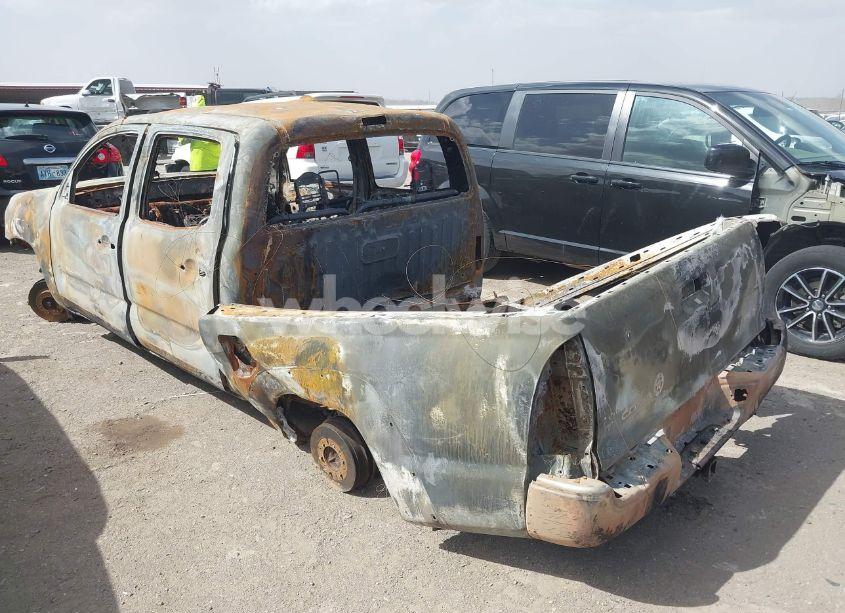 Photo 3 of 2015 Toyota Tacoma BASE V6 (VIN 5TFLU4EN2FX137373)