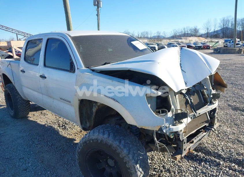 2015 Toyota Tacoma BASE V6 (VIN 5TFLU4EN4FX143384) main photo