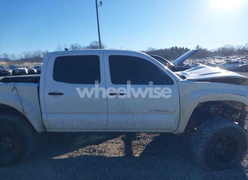 Photo 14 of 2015 Toyota Tacoma BASE V6 (VIN 5TFLU4EN4FX143384)