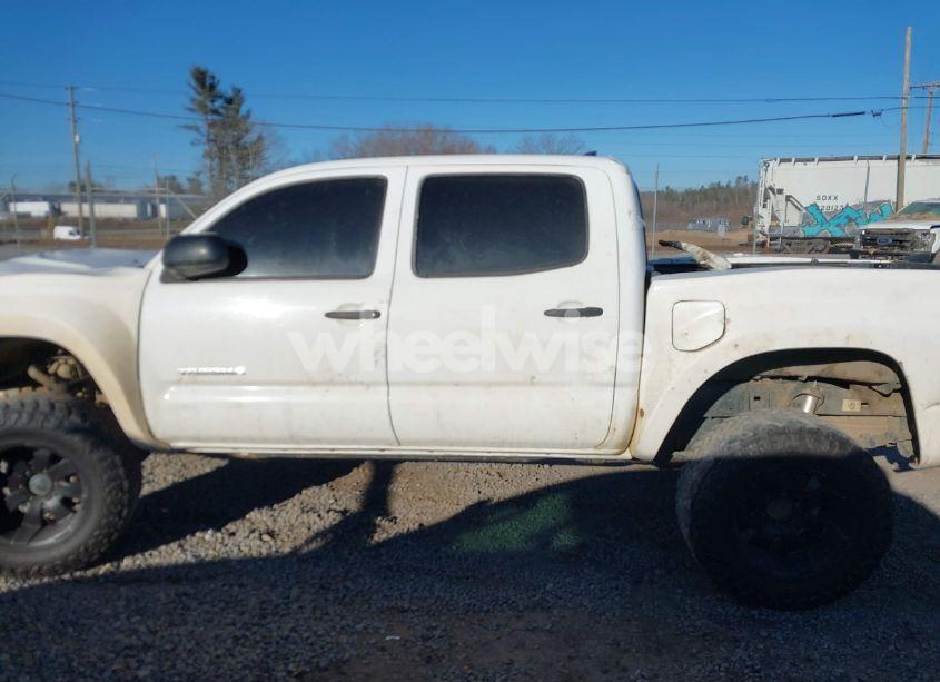 Photo 15 of 2015 Toyota Tacoma BASE V6 (VIN 5TFLU4EN4FX143384)
