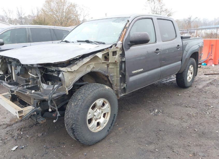 Photo 2 of 2014 Toyota Tacoma DOUBLE CAB (VIN 5TFLU4EN5EX094680)
