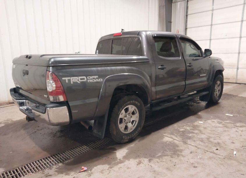 Photo 4 of 2015 Toyota Tacoma DOUBLE CAB/TRD PRO (VIN 5TFLU4EN6FX124965)