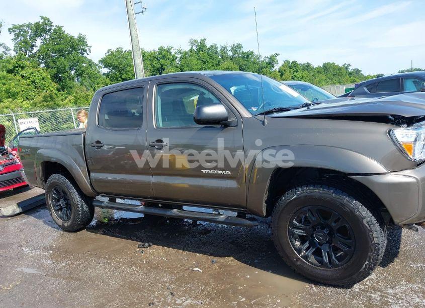 Photo 13 of 2015 Toyota Tacoma BASE V6/TRD PRO (VIN 5TFLU4EN8FX128502)