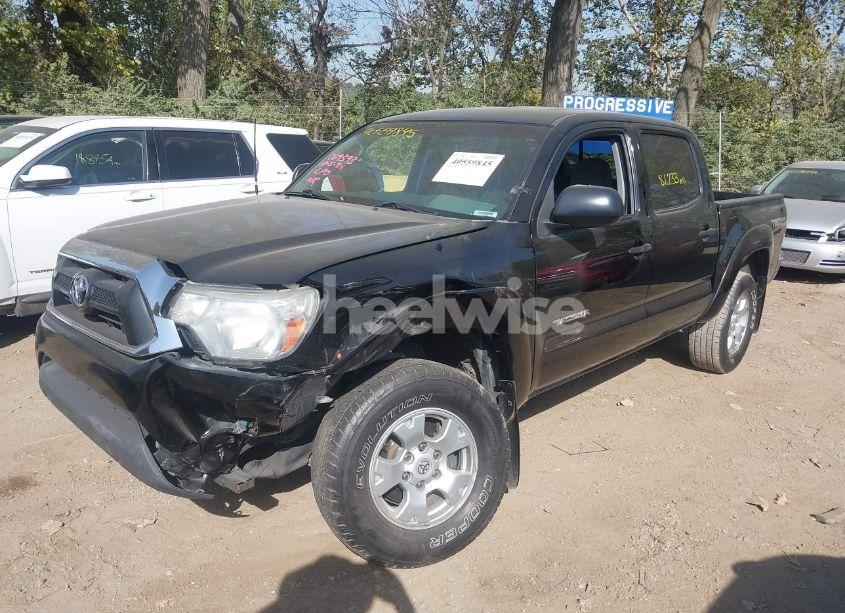 Photo 2 of 2015 Toyota Tacoma BASE V6 (VIN 5TFLU4EN9FX147494)
