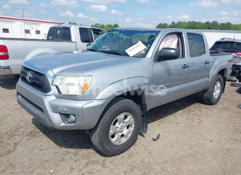 Photo 2 of 2015 Toyota Tacoma BASE V6 (VIN 5TFLU4ENXFX124659)