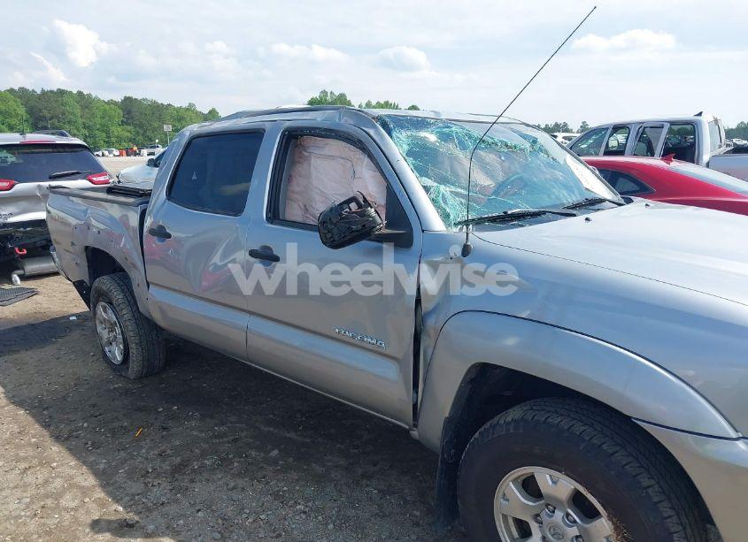 Photo 6 of 2015 Toyota Tacoma BASE V6 (VIN 5TFLU4ENXFX124659)