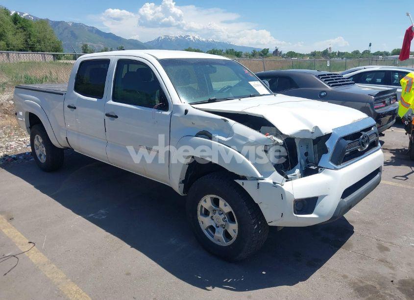 2015 Toyota Tacoma V6 (VIN 5TFMU4FN8FX031710) main photo