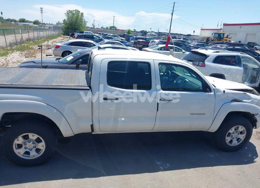 Photo 13 of 2015 Toyota Tacoma V6 (VIN 5TFMU4FN8FX031710)