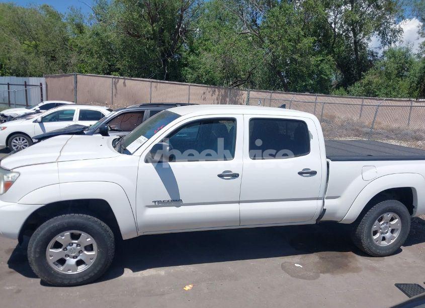 Photo 14 of 2015 Toyota Tacoma V6 (VIN 5TFMU4FN8FX031710)