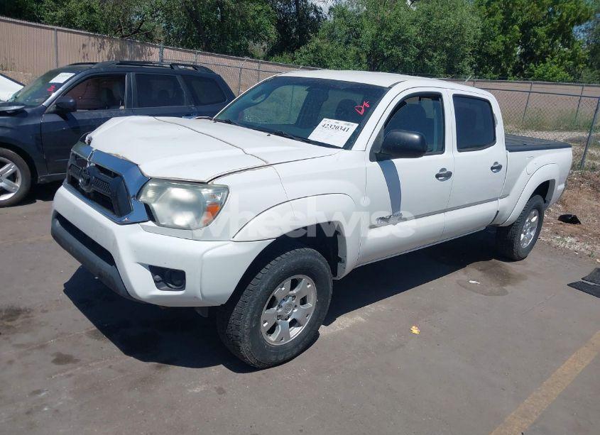 Photo 2 of 2015 Toyota Tacoma V6 (VIN 5TFMU4FN8FX031710)