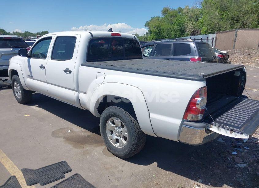 Photo 3 of 2015 Toyota Tacoma V6 (VIN 5TFMU4FN8FX031710)