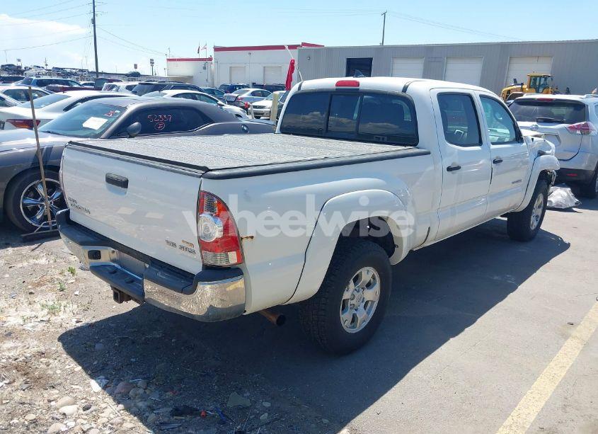 Photo 4 of 2015 Toyota Tacoma V6 (VIN 5TFMU4FN8FX031710)