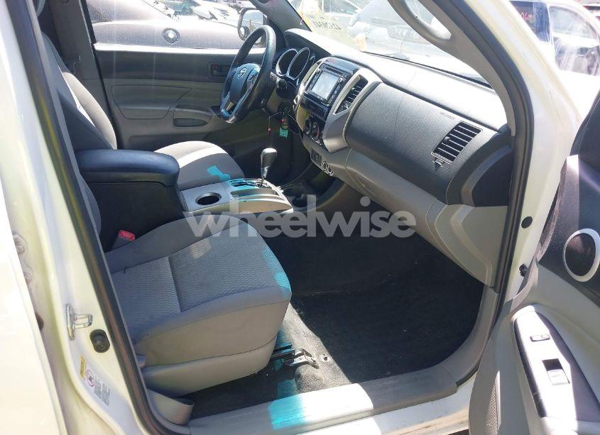 Photo 5 of 2015 Toyota Tacoma V6 (VIN 5TFMU4FN8FX031710)