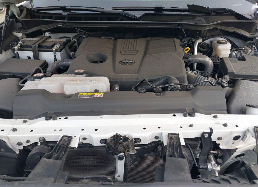 Photo 10 of 2022 Toyota Tundra PLATINUM (VIN 5TFNA5EC8NX001706)