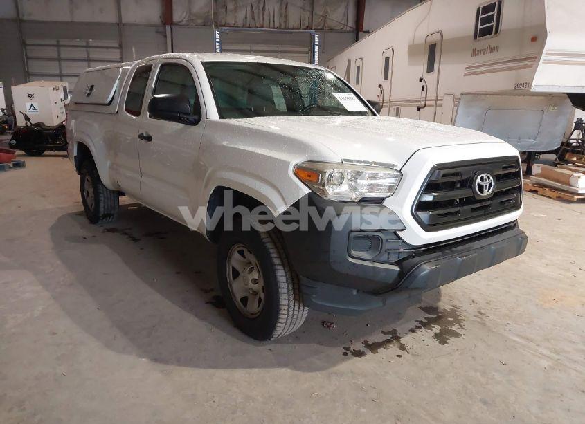 2017 Toyota Tacoma SR (VIN 5TFRX5GN5HX085017) main photo
