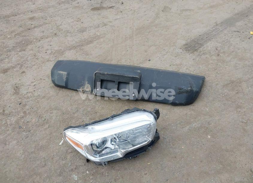 Photo 12 of 2018 Toyota Tacoma SR (VIN 5TFRX5GN5JX126848)