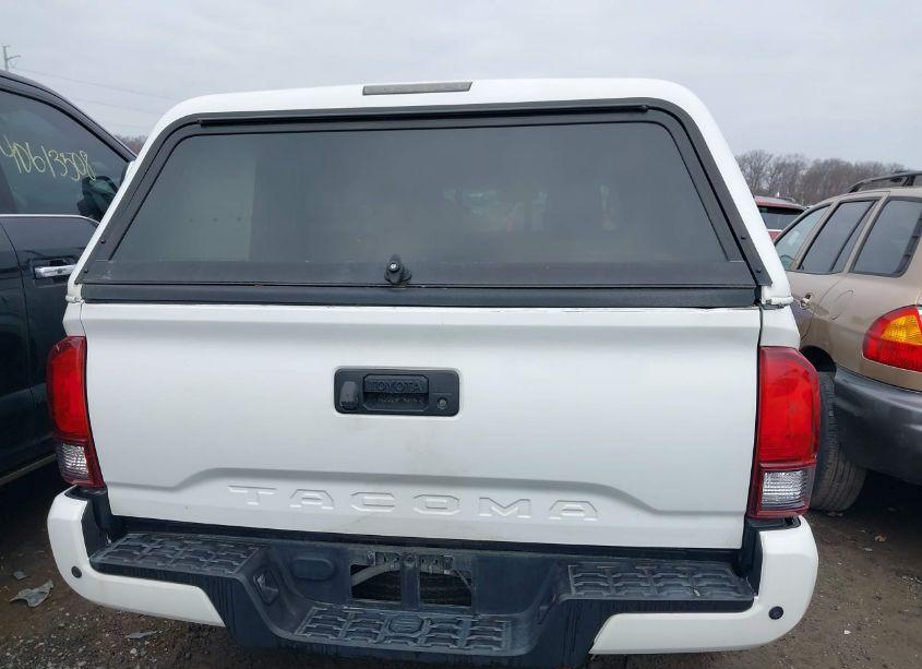 Photo 16 of 2018 Toyota Tacoma SR (VIN 5TFRX5GN7JX128133)