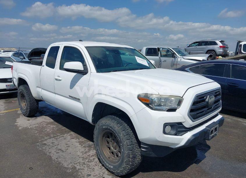 2018 Toyota Tacoma SR5 (VIN 5TFRX5GN8JX109283) main photo