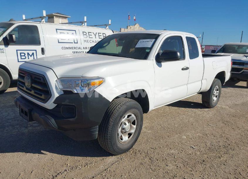 Photo 2 of 2018 Toyota Tacoma SR (VIN 5TFRX5GN9JX109082)