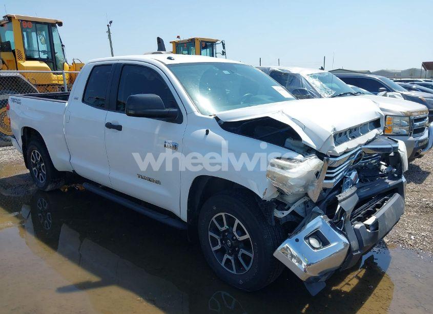 2017 Toyota Tundra SR5 5.7L V8 (VIN 5TFRY5F10HX213529) main photo