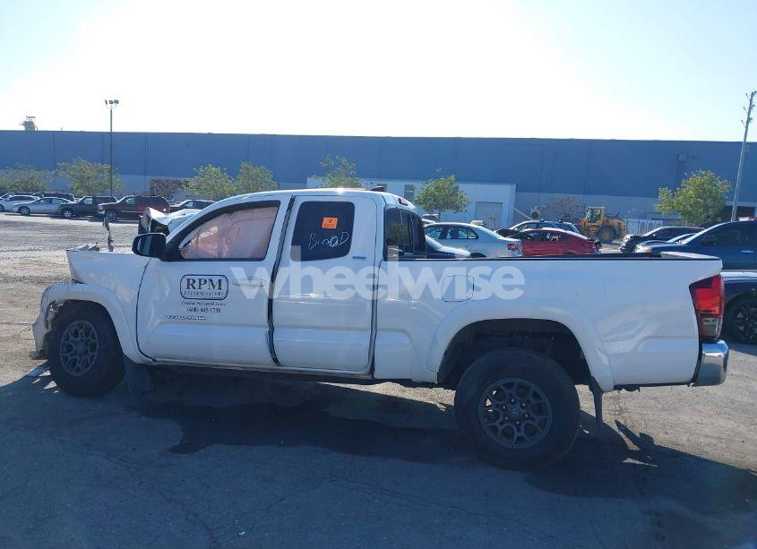Photo 14 of 2018 Toyota Tacoma SR5 V6 (VIN 5TFRZ5CNXJX061480)