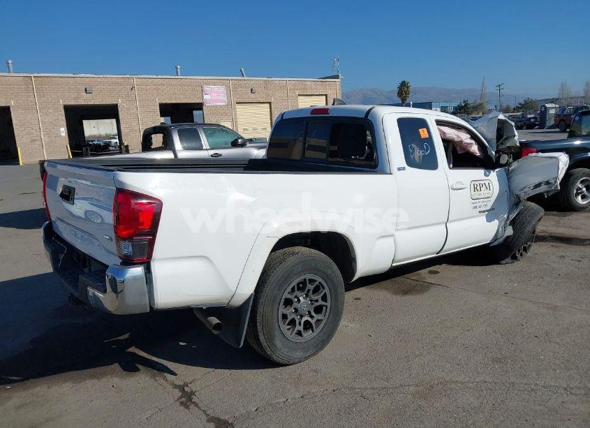 Photo 4 of 2018 Toyota Tacoma SR5 V6 (VIN 5TFRZ5CNXJX061480)