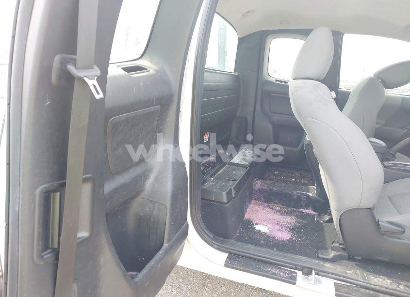 Photo 8 of 2018 Toyota Tacoma SR (VIN 5TFSX5EN3JX058375)