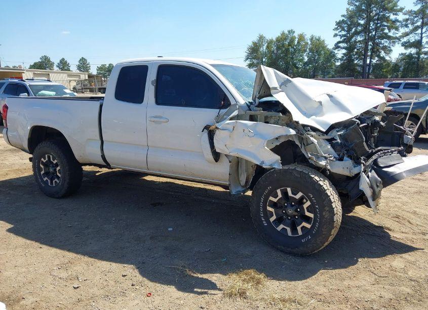 2017 Toyota Tacoma SR (VIN 5TFSX5EN6HX051138) main photo