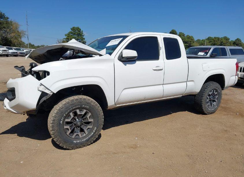 Photo 2 of 2017 Toyota Tacoma SR (VIN 5TFSX5EN6HX051138)