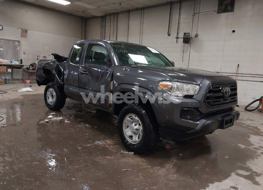 2018 Toyota Tacoma SR (VIN 5TFSX5EN7JX060520) main photo