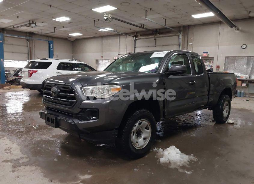 Photo 2 of 2018 Toyota Tacoma SR (VIN 5TFSX5EN7JX060520)