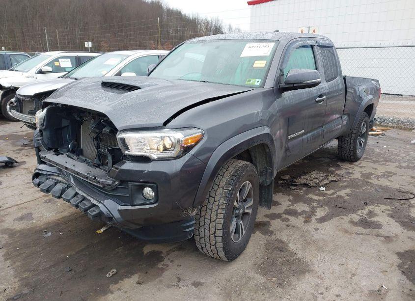 Photo 2 of 2017 Toyota Tacoma TRD SPORT (VIN 5TFSZ5AN0HX099699)