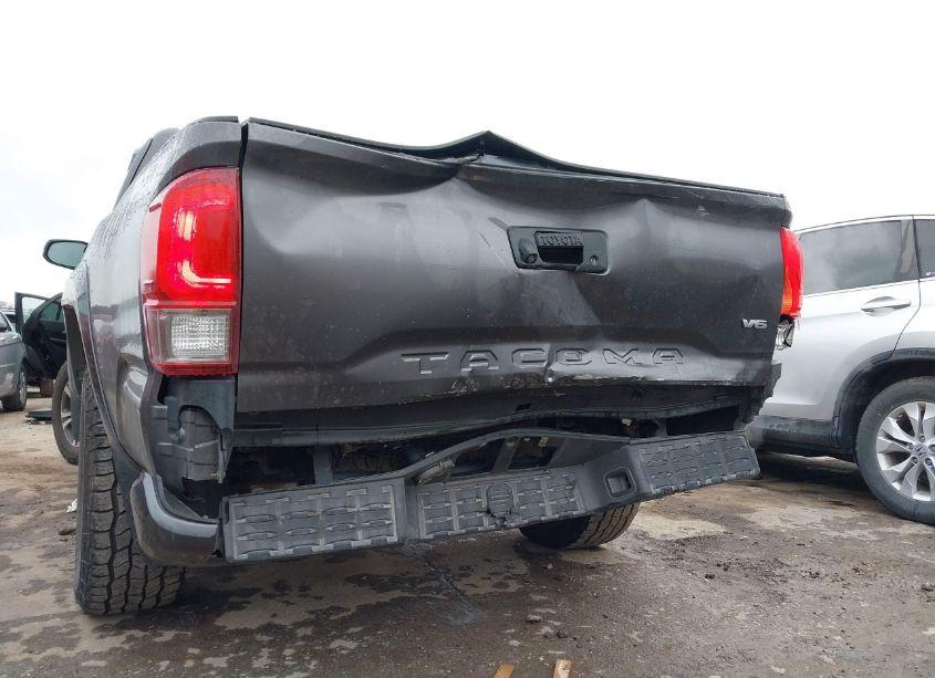 Photo 6 of 2017 Toyota Tacoma TRD SPORT (VIN 5TFSZ5AN0HX099699)