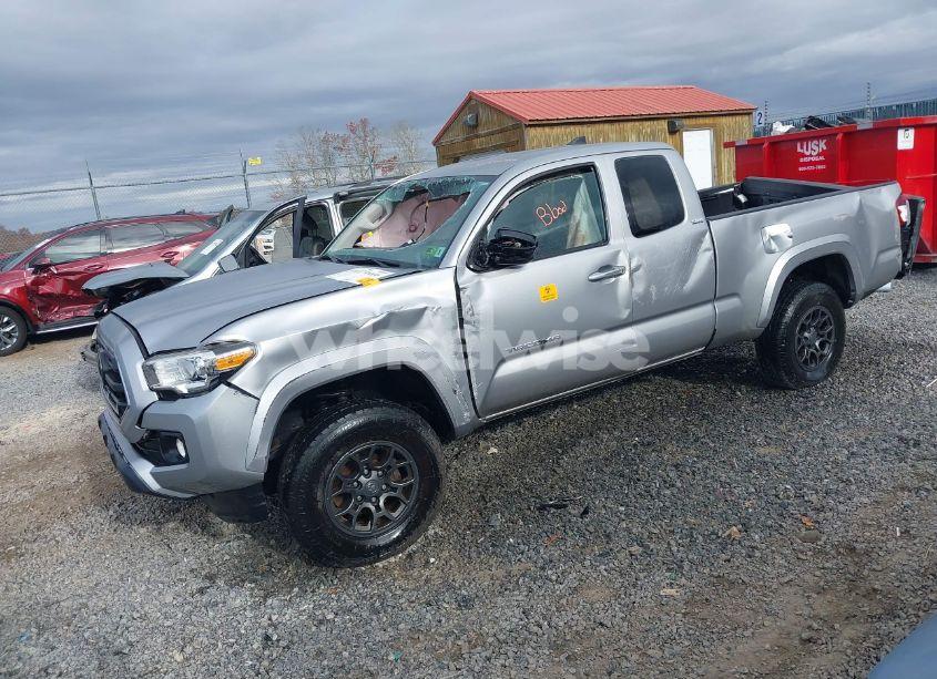 Photo 2 of 2018 Toyota Tacoma SR5 V6 (VIN 5TFSZ5AN0JX142489)