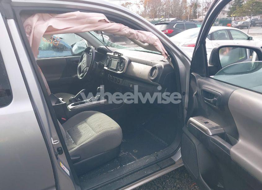 Photo 5 of 2018 Toyota Tacoma SR5 V6 (VIN 5TFSZ5AN0JX142489)