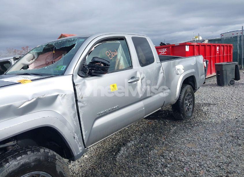 Photo 6 of 2018 Toyota Tacoma SR5 V6 (VIN 5TFSZ5AN0JX142489)